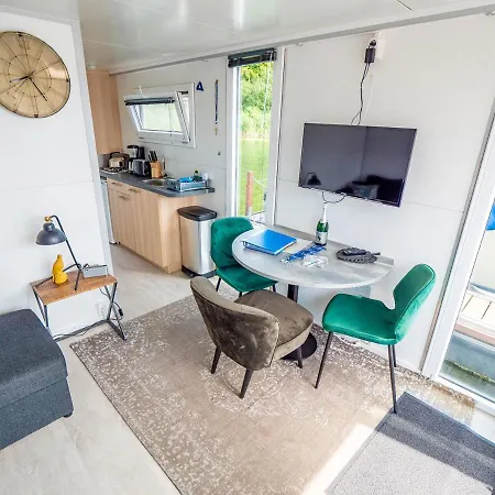 Yachtsuite - Schwimmende Ferienwohnung Am Reecksee, Festliegend Am Steg